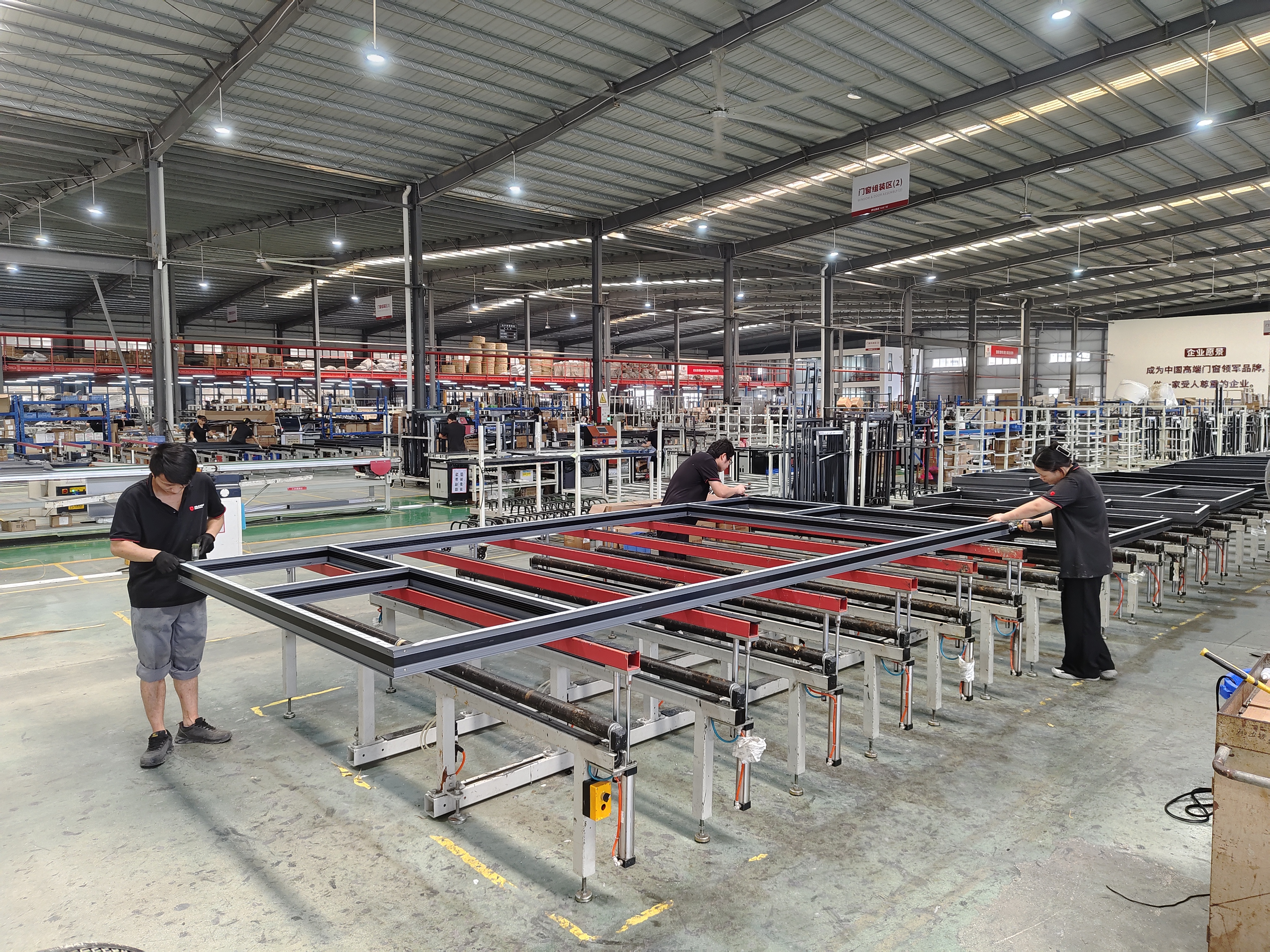 From Raw Aluminum to Stylish Fixtures: The Craftsmanship Behind Modern Aluminum Windows and Doors